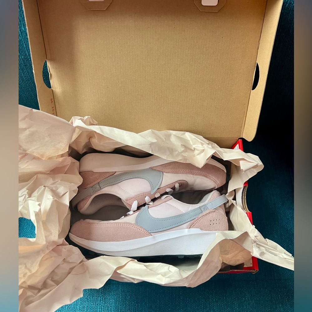 Like New NIKE Sneakers 👟 7- 1/2 🚫Out Of Stock🚫 - Picture 8 of 12